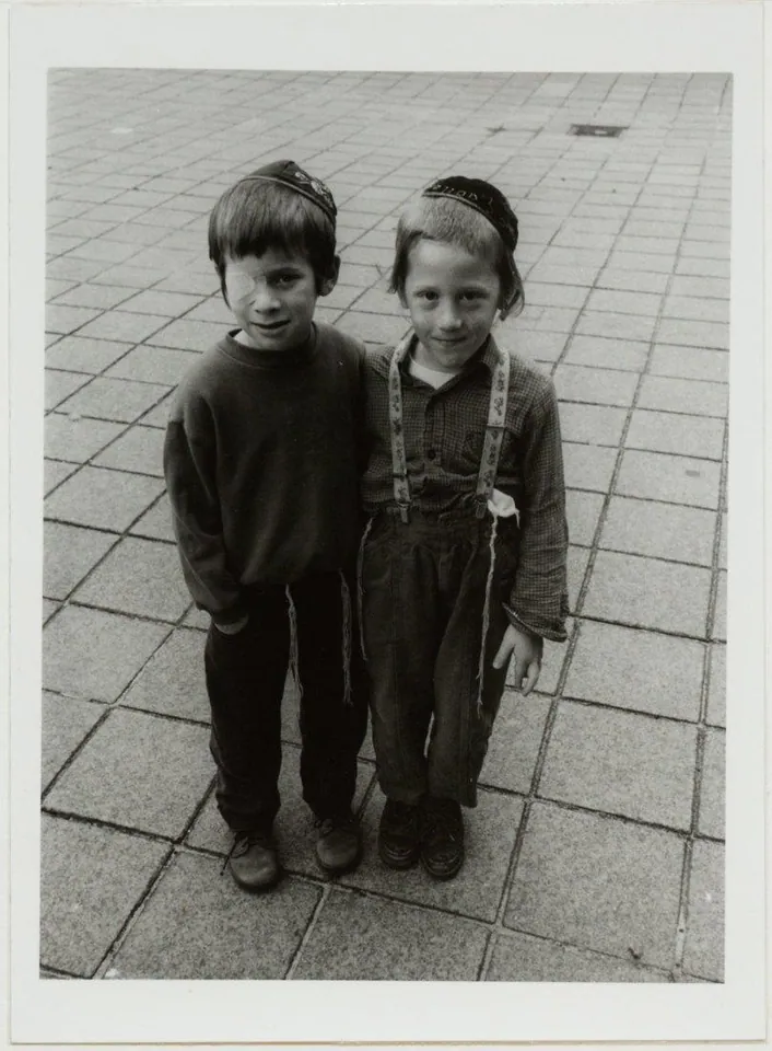[Twee jongetjes op een schoolplein], Fotografie na papíře, 1980–1990