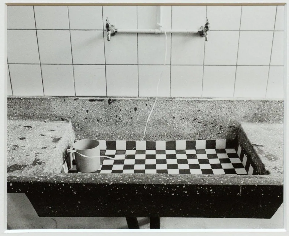 [Granito wasbak met handwasbeker], Fotografie na papíře, 1980–1990