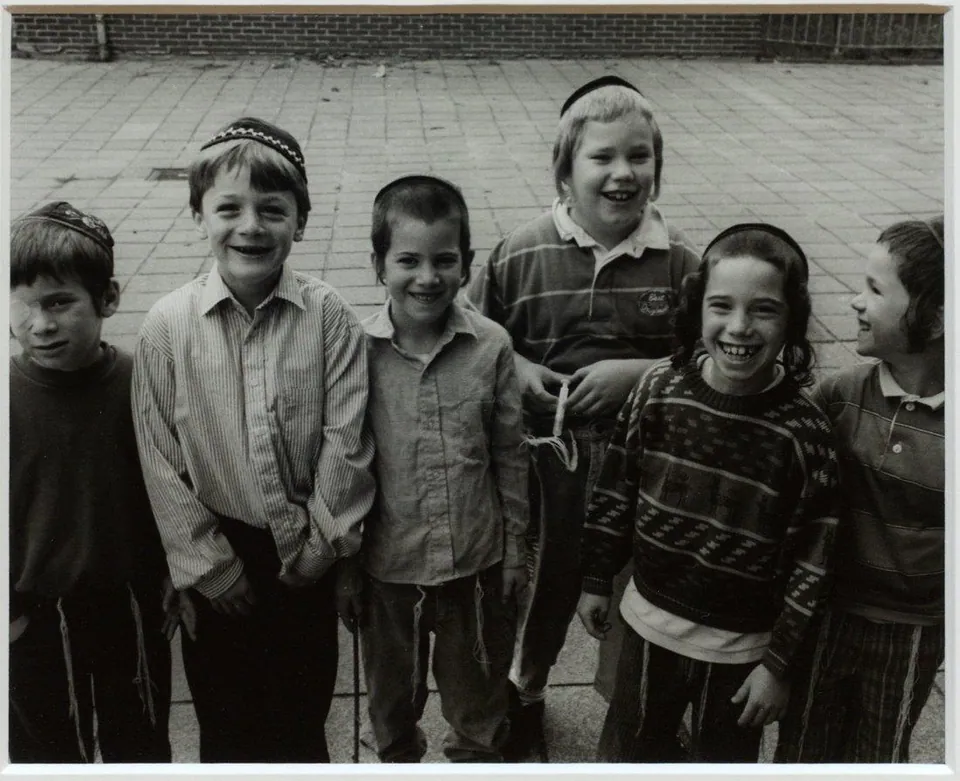 [Jongens op het schoolplein van het Cheider], Fotografie na papíře, 1980–1990