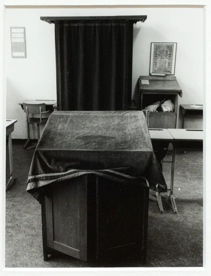 [Klaslokaal van het Cheider], Fotografie na papíře, 1980–1990